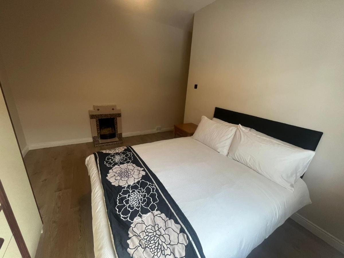 Yeats Lodge Self Catering Apartment And Bar Голуэй Экстерьер фото