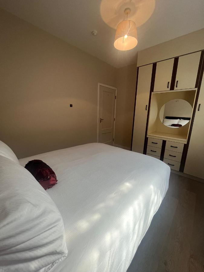 Yeats Lodge Self Catering Apartment And Bar Голуэй Экстерьер фото