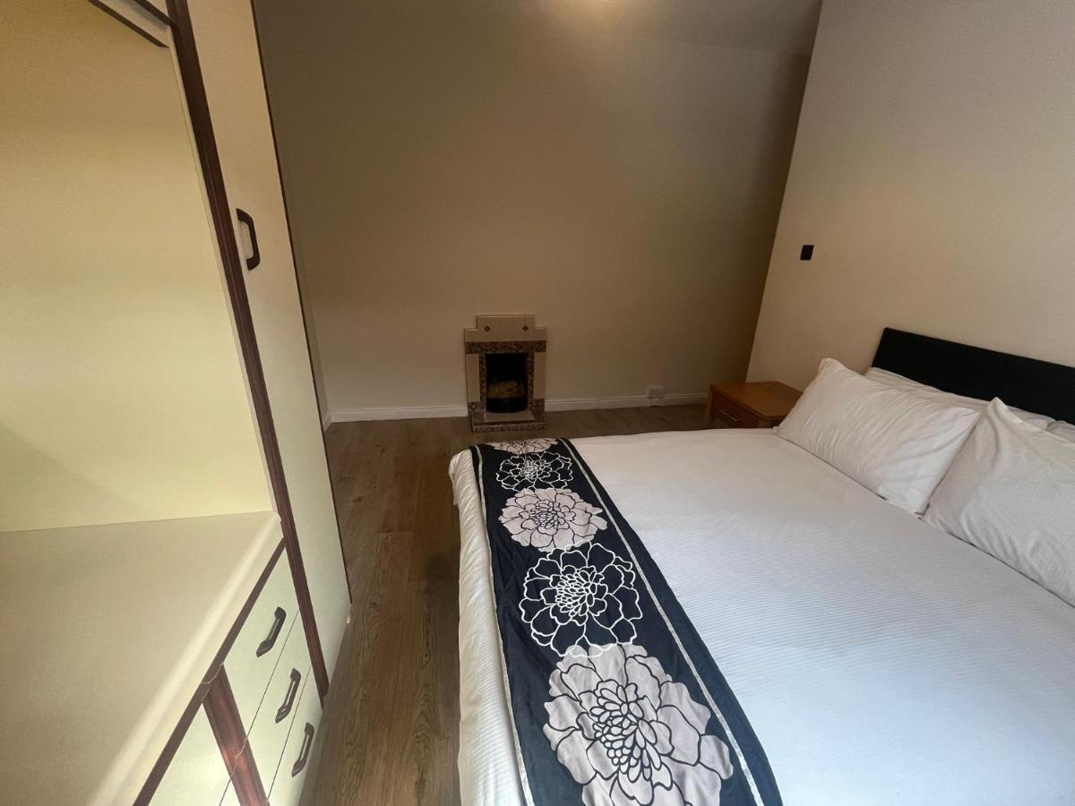 Yeats Lodge Self Catering Apartment And Bar Голуэй Экстерьер фото