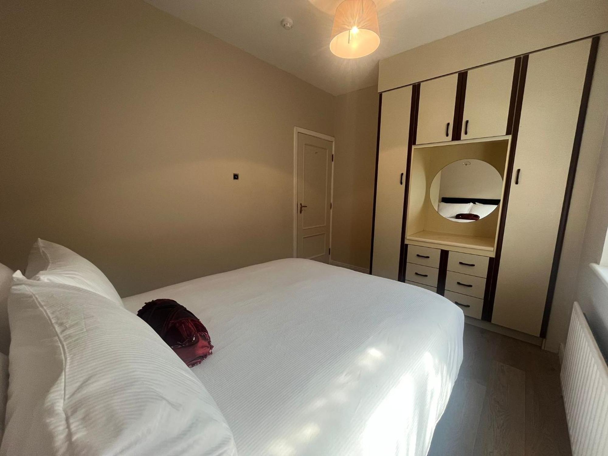 Yeats Lodge Self Catering Apartment And Bar Голуэй Экстерьер фото