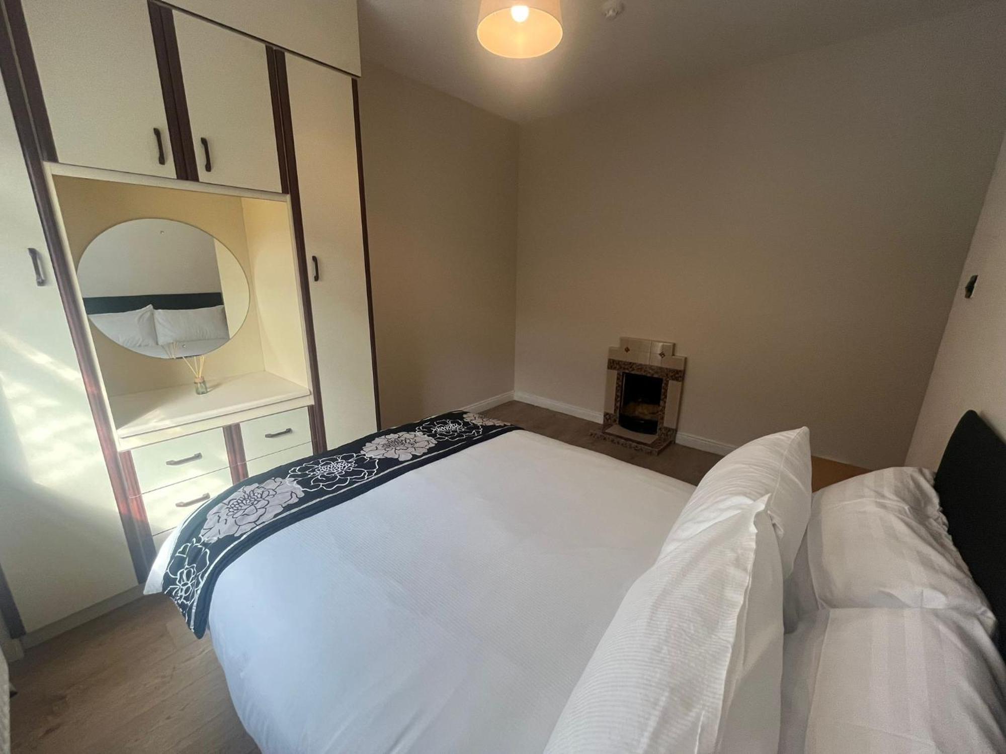 Yeats Lodge Self Catering Apartment And Bar Голуэй Экстерьер фото
