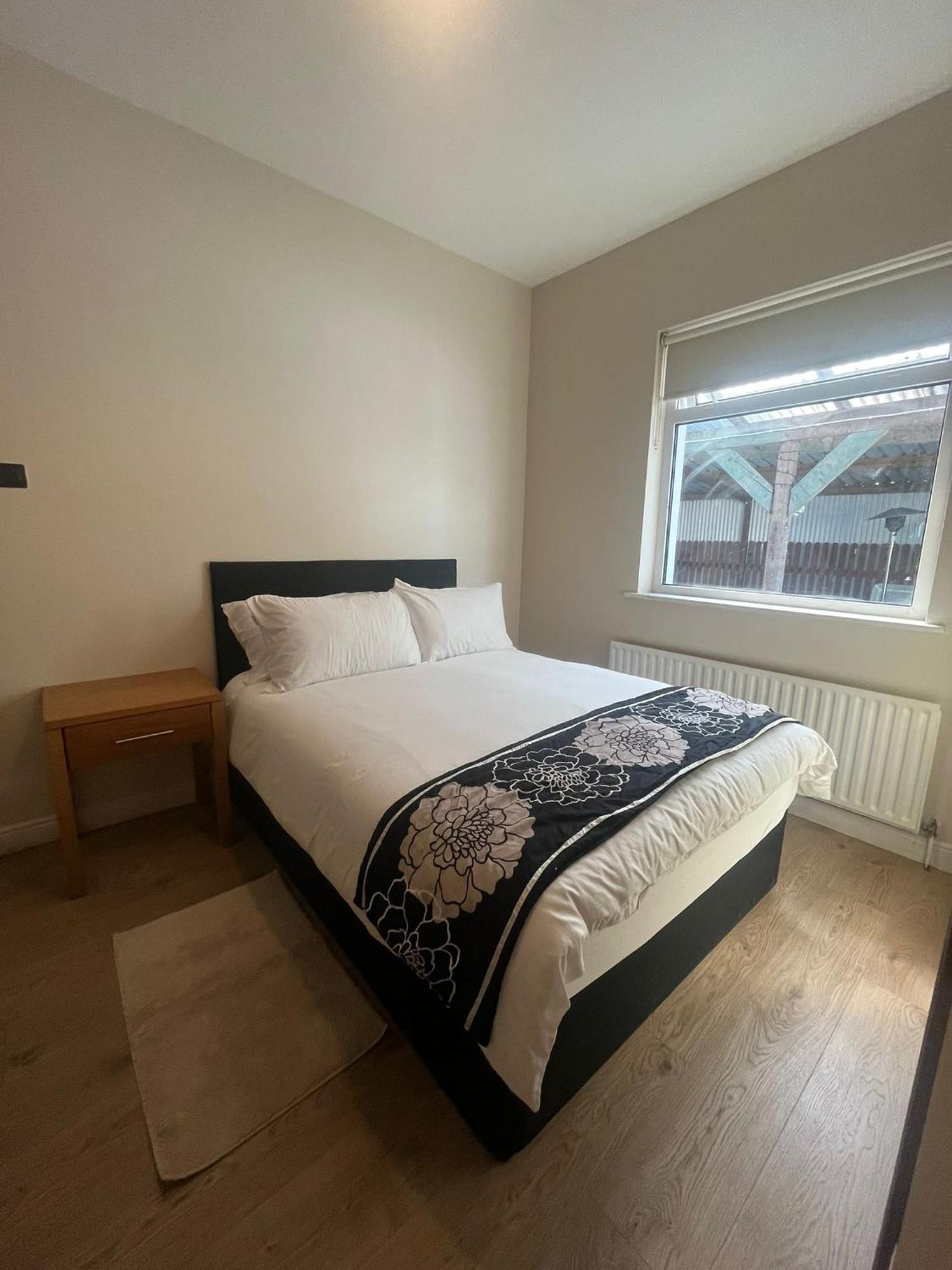Yeats Lodge Self Catering Apartment And Bar Голуэй Экстерьер фото