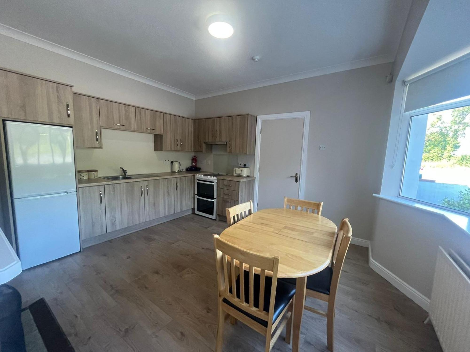 Yeats Lodge Self Catering Apartment And Bar Голуэй Экстерьер фото