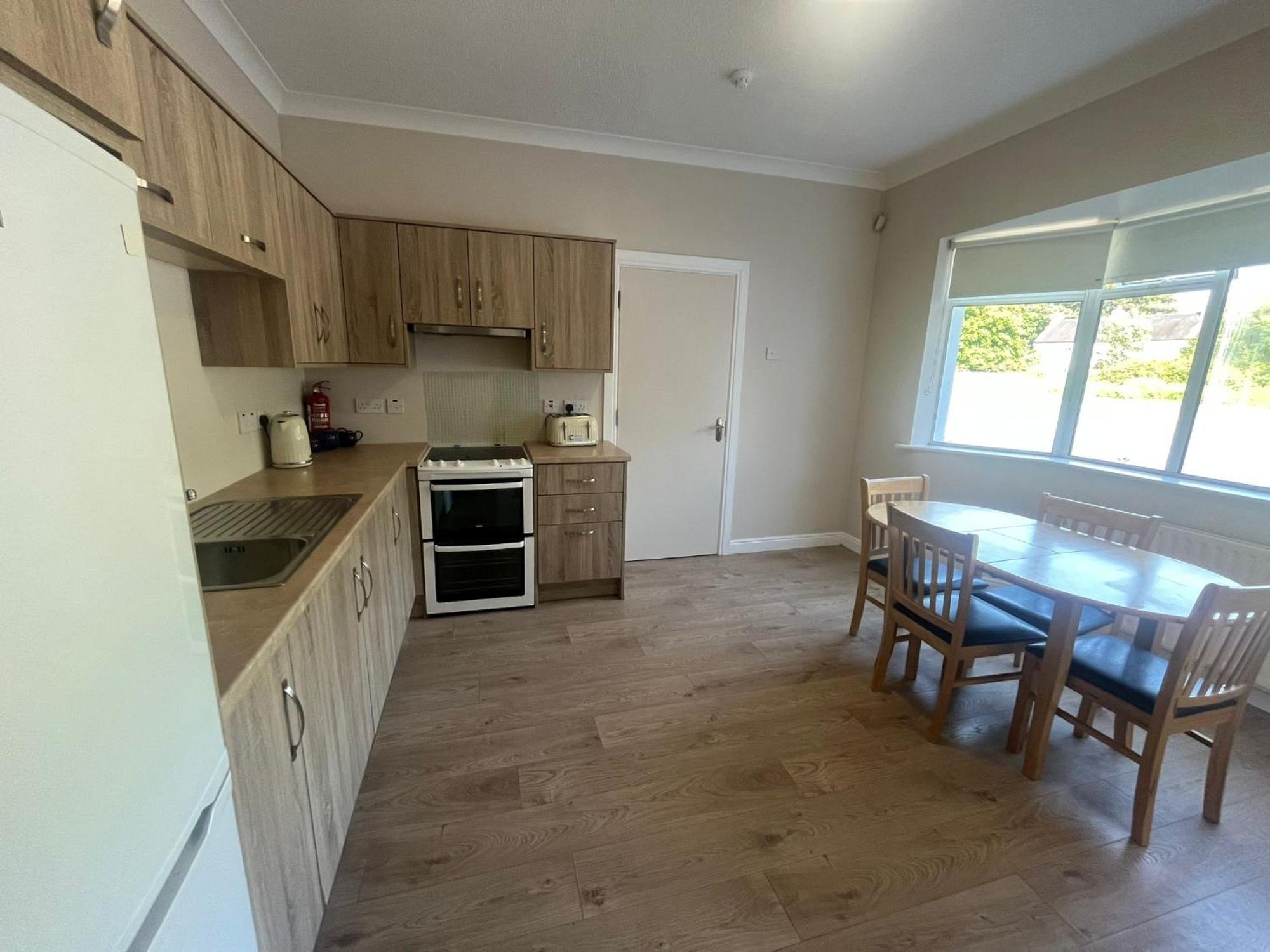 Yeats Lodge Self Catering Apartment And Bar Голуэй Экстерьер фото
