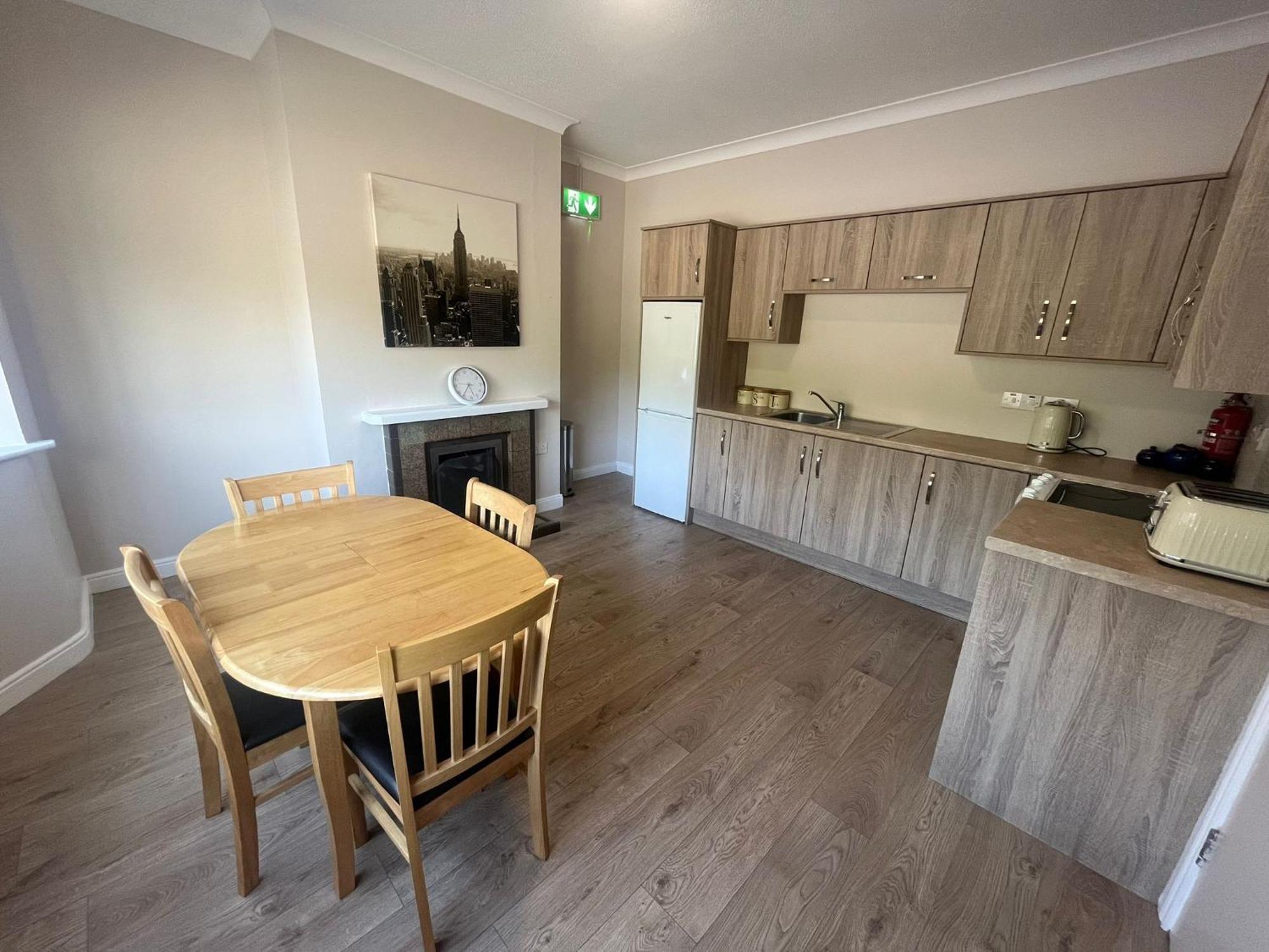 Yeats Lodge Self Catering Apartment And Bar Голуэй Экстерьер фото